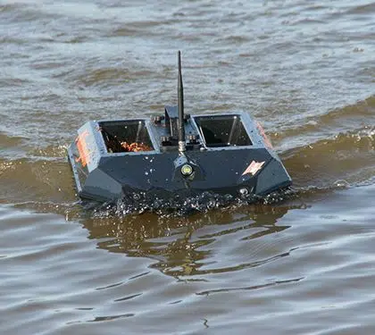 Bateau amorceur pour pêcher la carpe