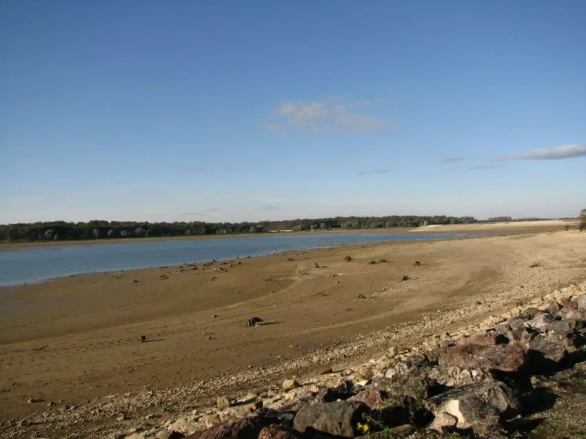 Le niveau de certains réservoir baisse fortement en automne, découvrant des secteurs habituellement stratégiques pour la pêche.