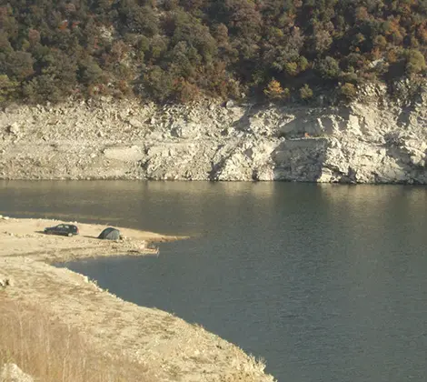 Pêche de la carpe en lac de moyenne montagne