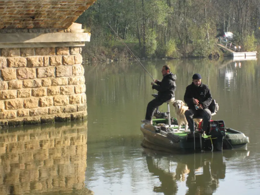 Barque de pêche pour pêcher en verticale