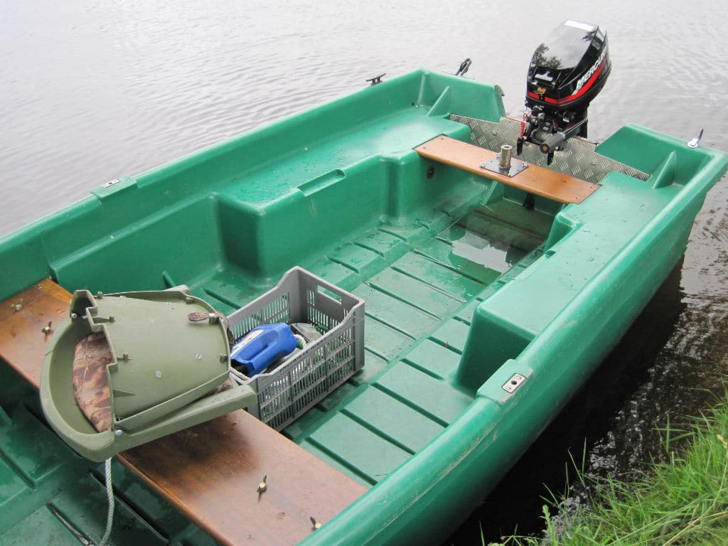 Barque de pêche avec remorque