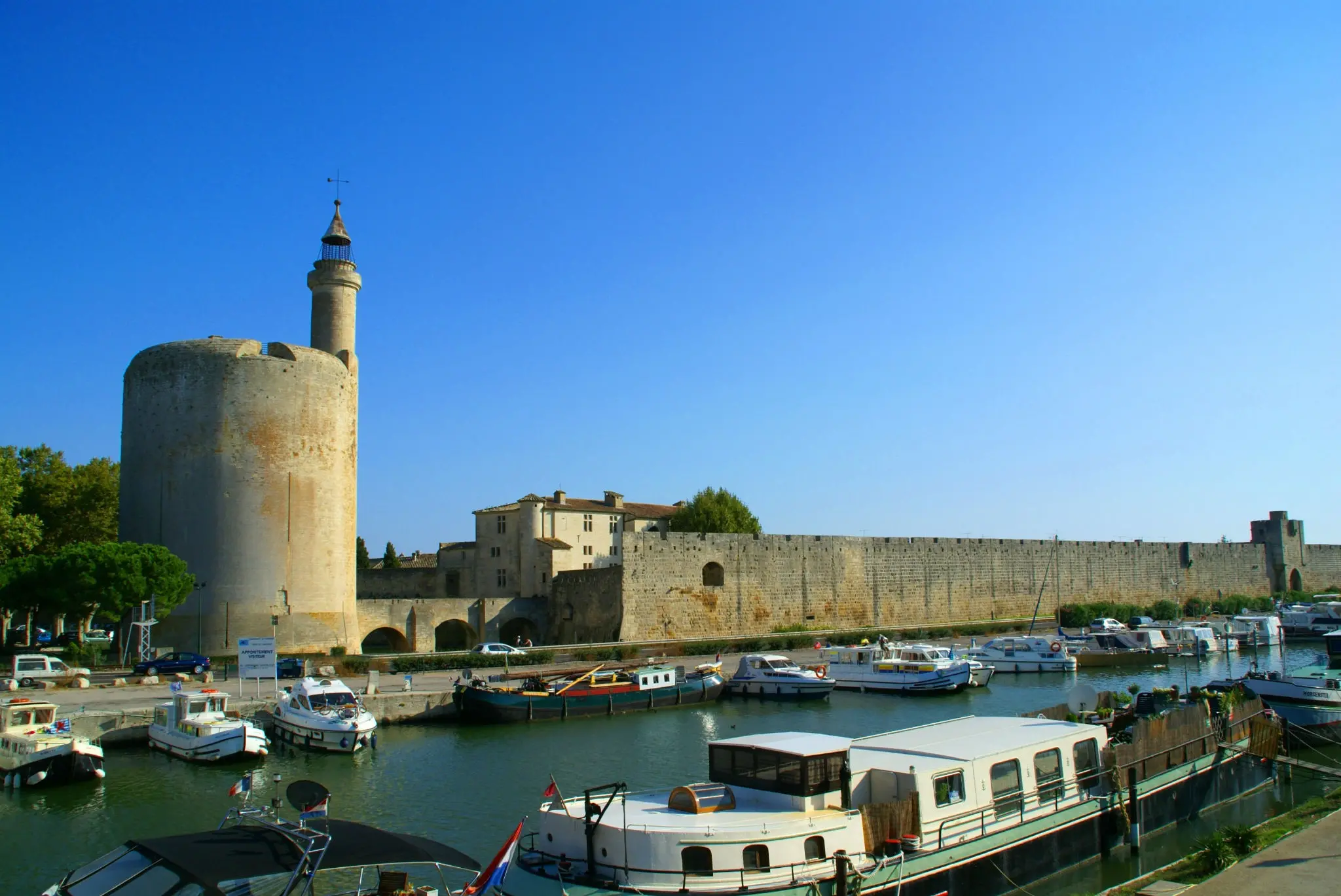 Pêche dans le canal du Rhône à Sète