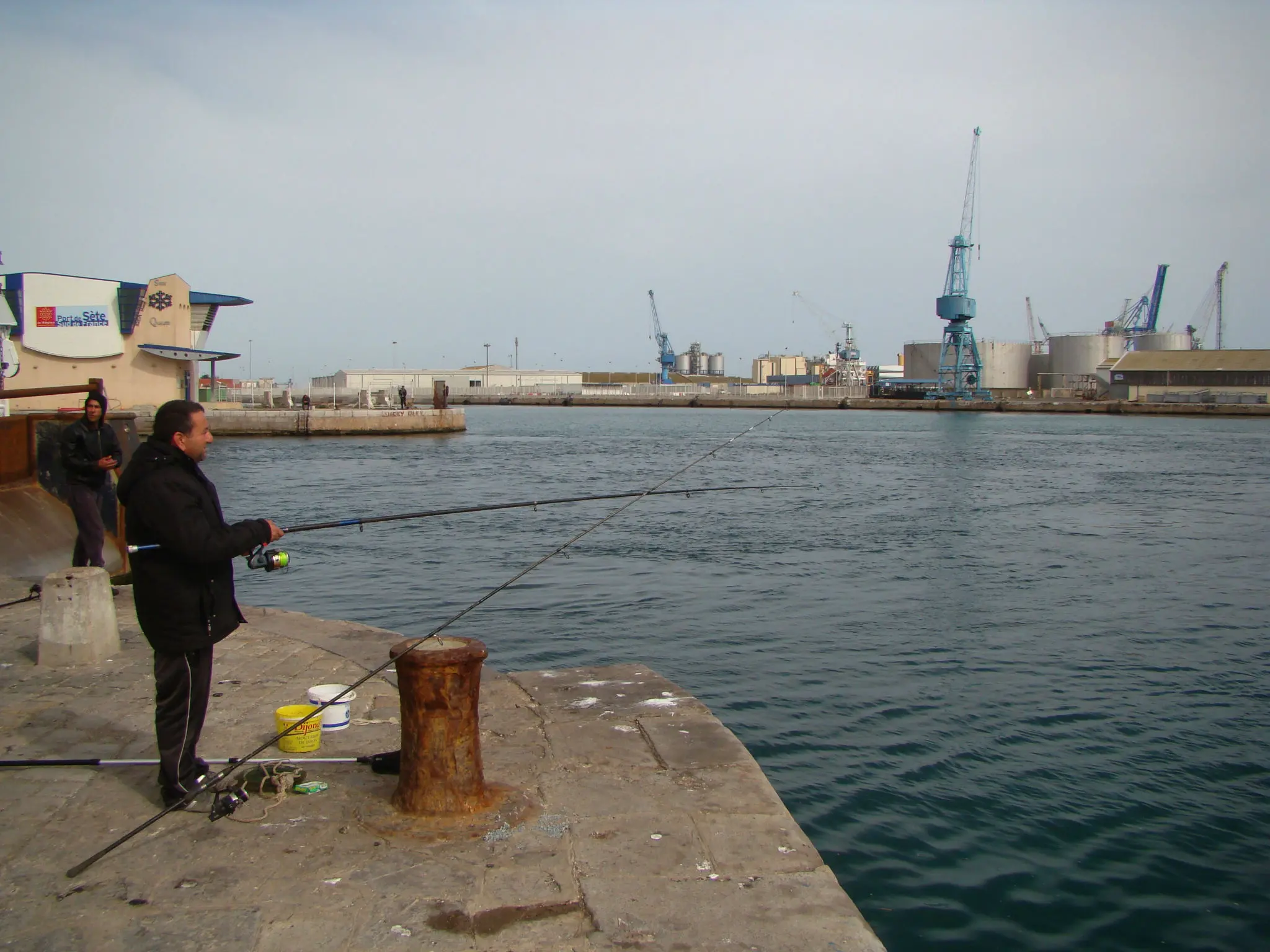 Pêche dans le canal du Rhône à Sète