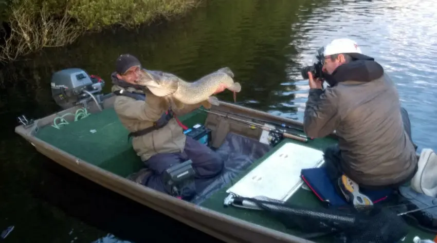 On peut loger 2 pêcheurs et un gros poisson !