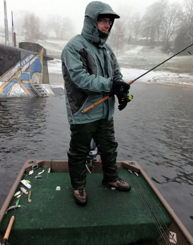 Un deuxième pêcheur prend place sur la plate forme arrière