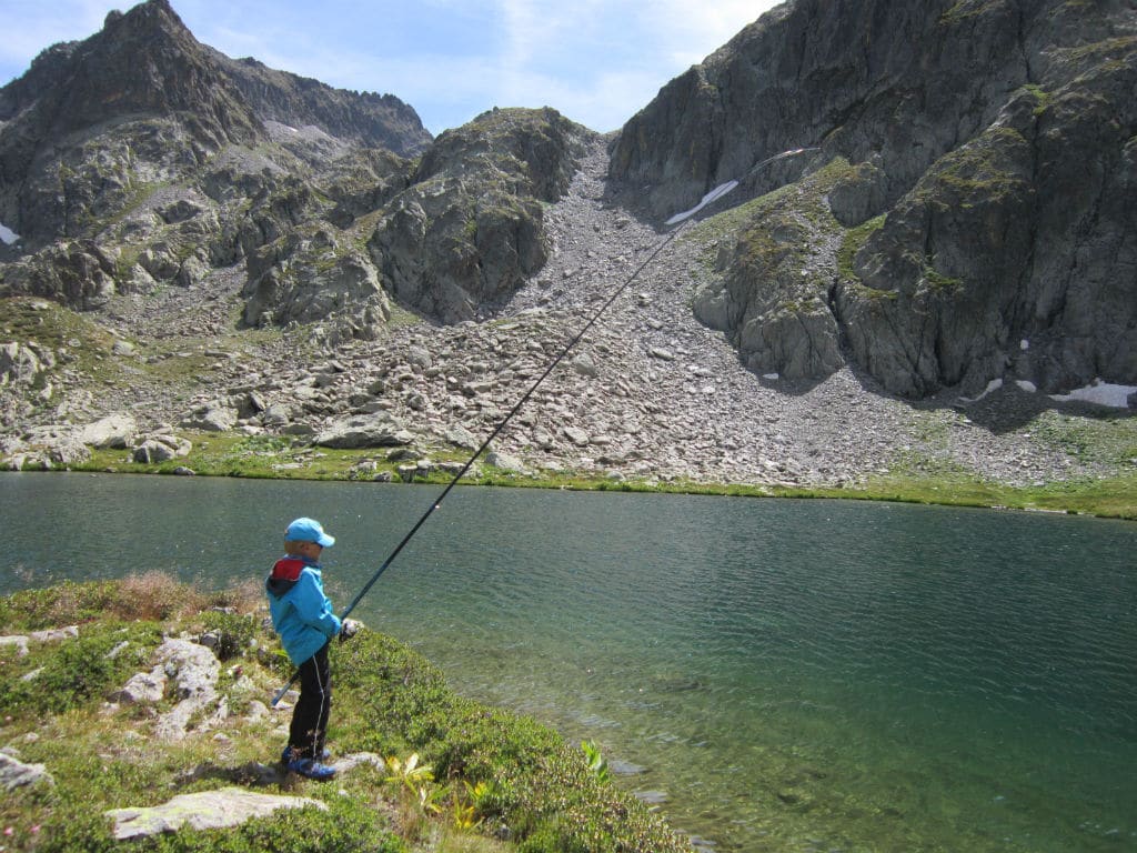 Pêcher la truite en lac de haute montagne