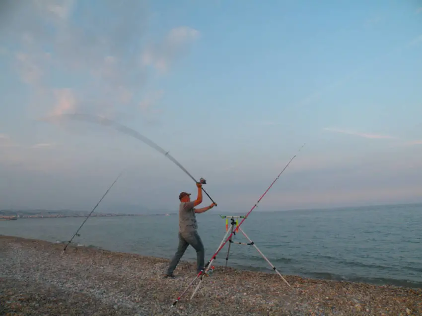 Pêche en surfcasting entre deux eaux avec des perles