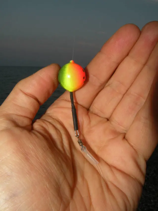 Pêche en surfcasting entre deux eaux avec des perles