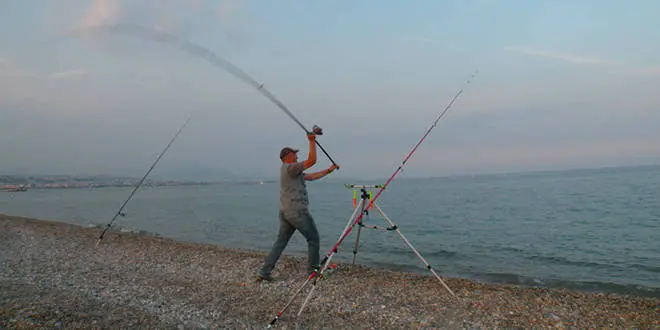 Pêche en surfcasting entre deux eaux avec des perles