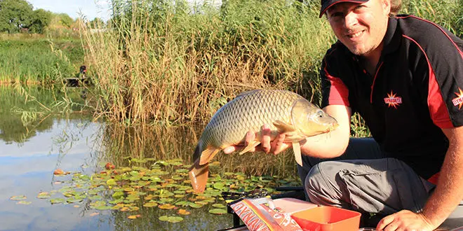 Pêche en carpodrome à la pate au flotteur