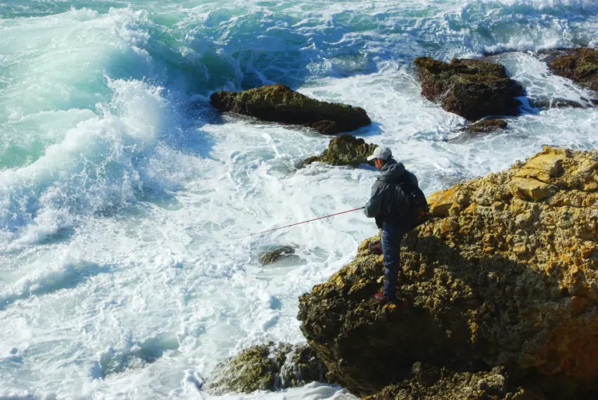 Pêche du bar au leurre en côtes rocheuses