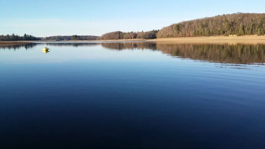 Pêche du sandre en hiver en bateau sur les lacs de barrage