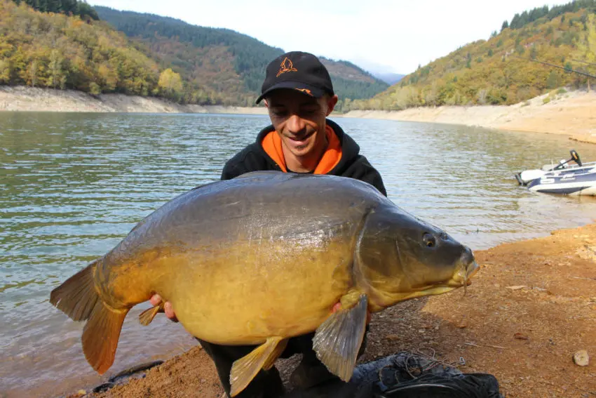 Pêche de la carpe en lac de barrage