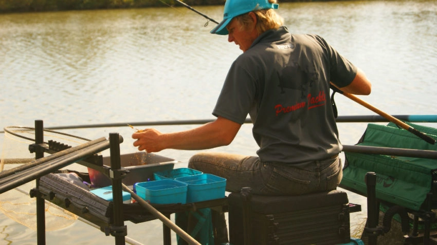 Installation du poste de pêche au feeder