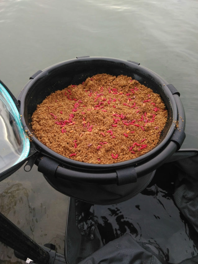 Installation du poste de pêche au feeder