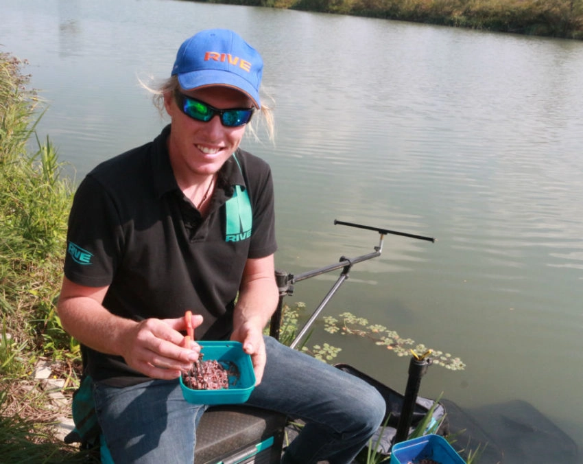 Pêche du carassin au ver au feeder