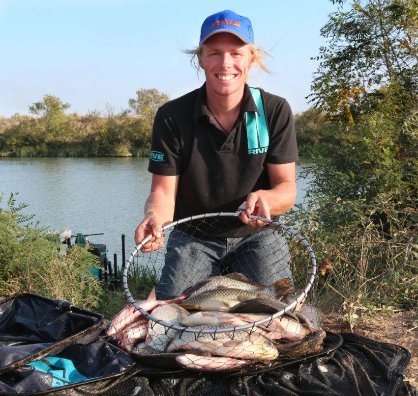 Pêche du carassin au ver au feeder