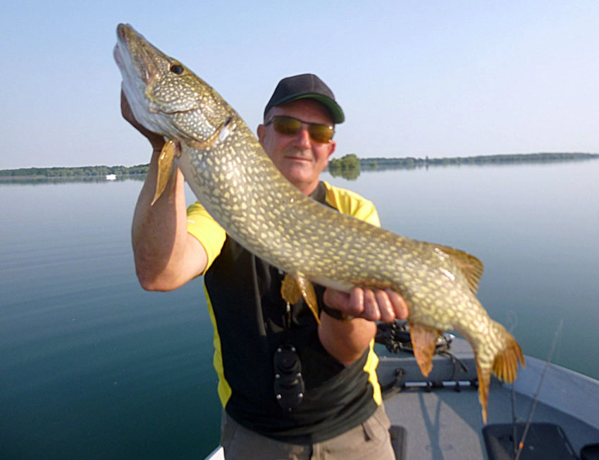 Brochet d'ouverture en bordure