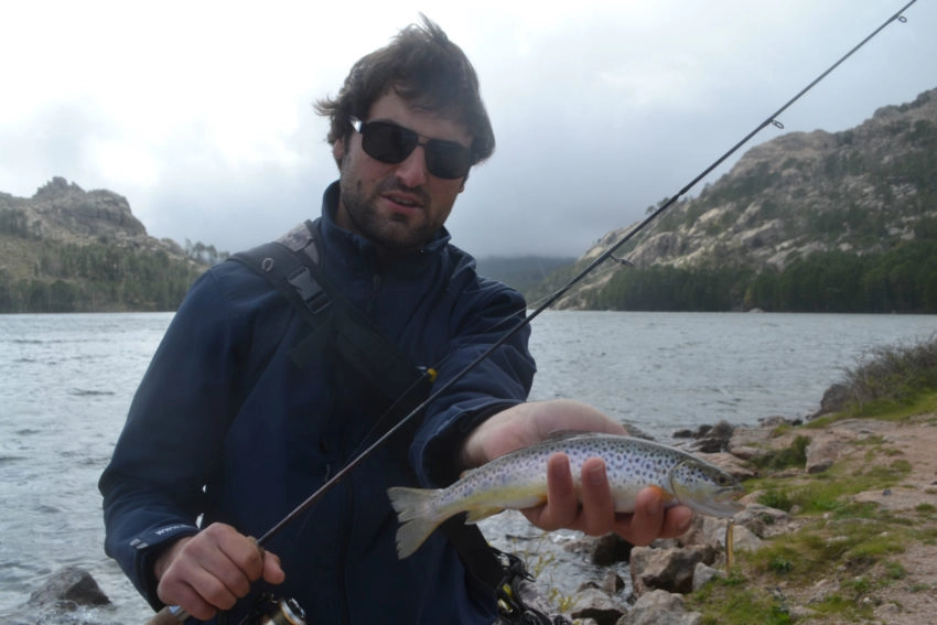 Pêche à la cuillère ondulante de la truite et des autres poissons salmonidés