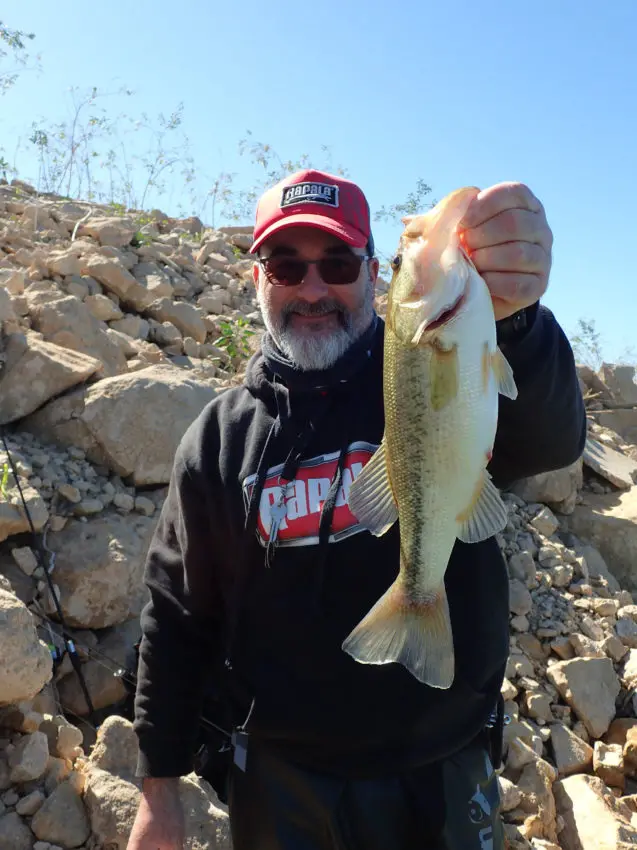 Pêcher le black bass depuis la berge