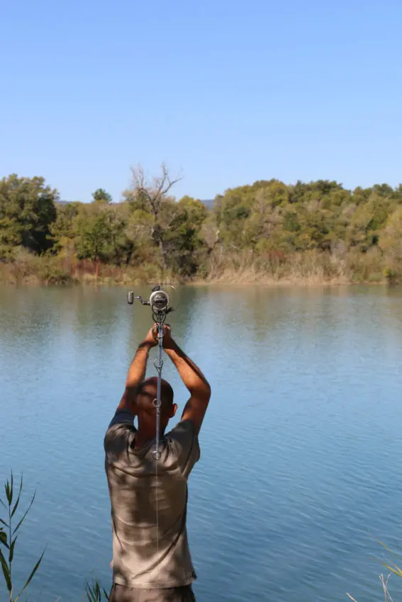 Pêche à la carpe du bord en utilisant le clip