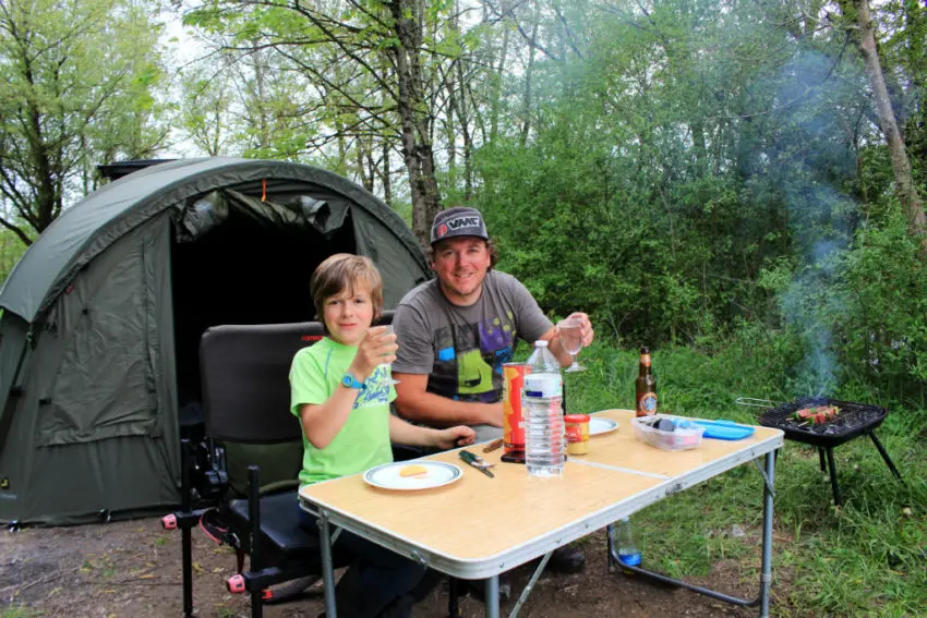 Pêche à la carpe avec son fils