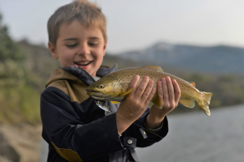 Apprendre la pêche à des enfants