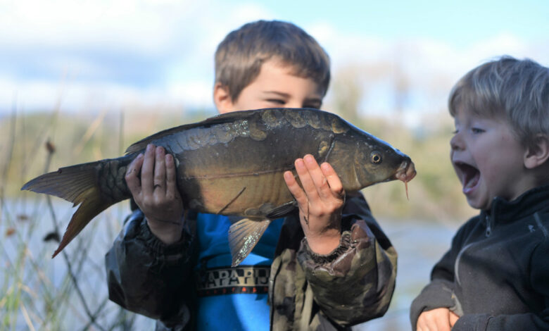 Apprendre la pêche à des enfants