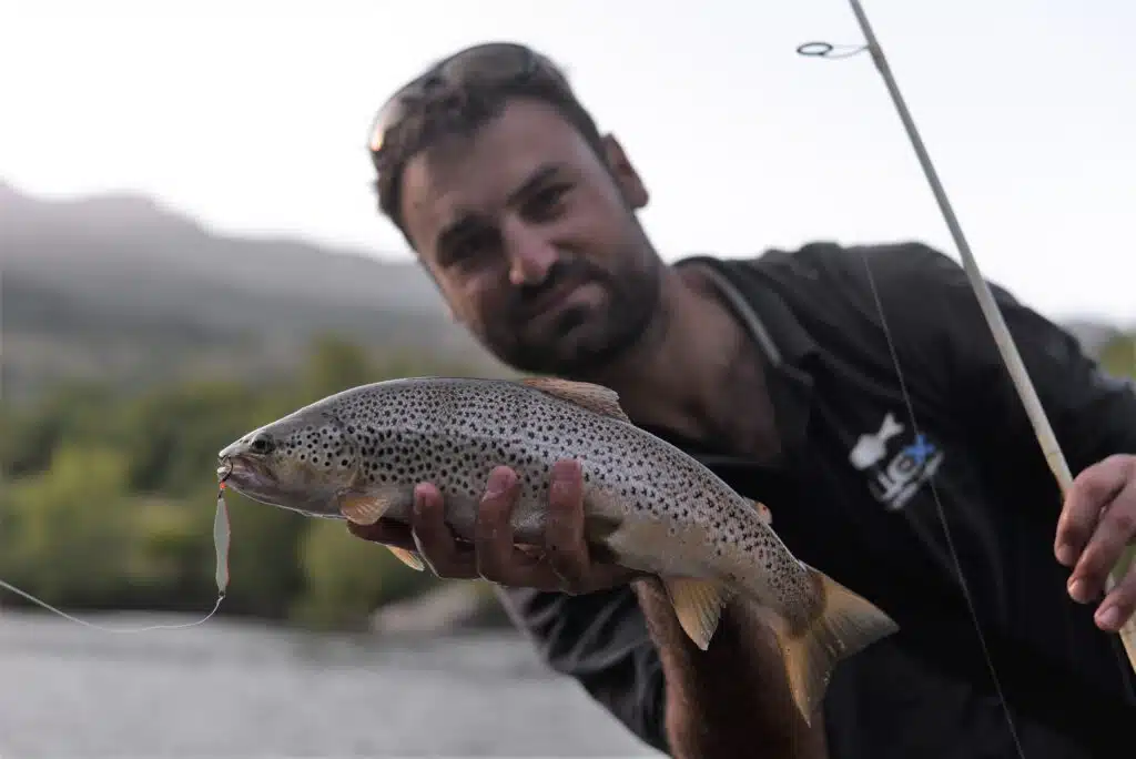 Pêche de la truite au casting jig