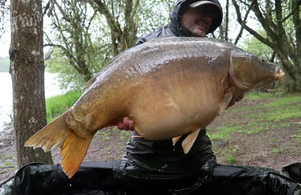 Pêche de la carpe avec des bouillettes flottantes