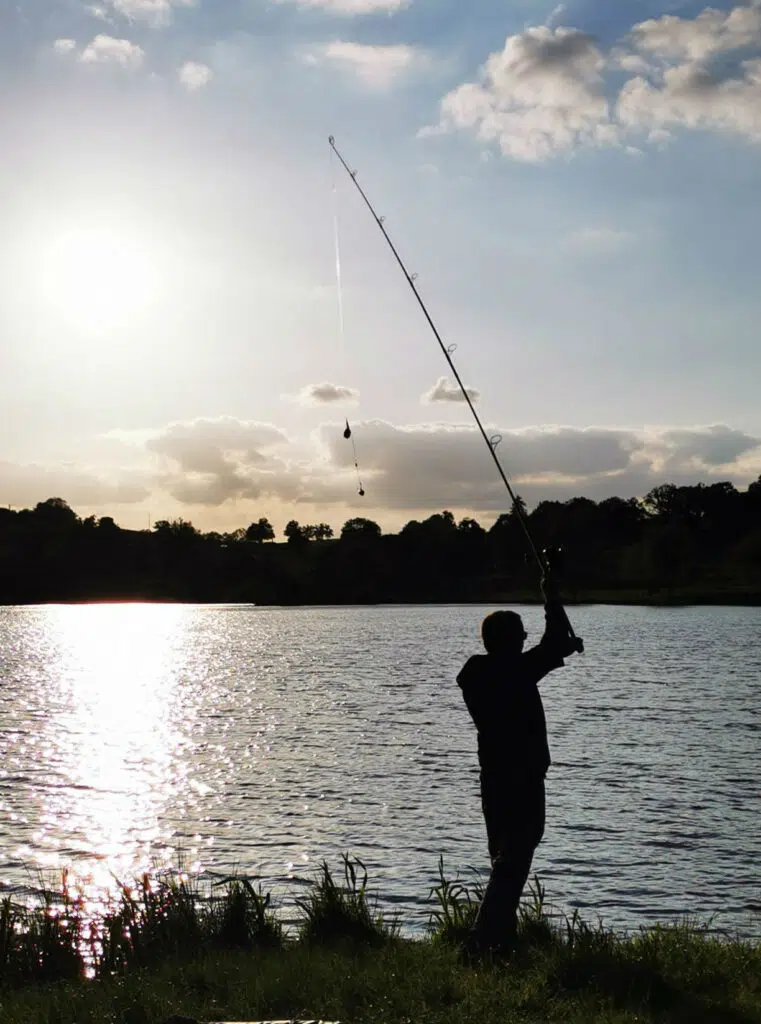 Pêche de la carpe avec des bouillettes flottantes