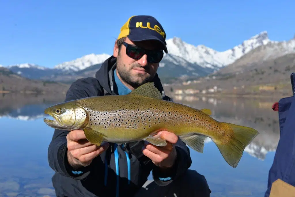 Pêche de la truite au leurre avec la technique de l'ascenseur